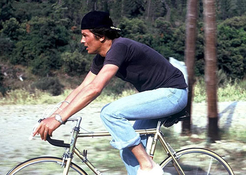 Alain Delon in bici sul set del film Due contro la città