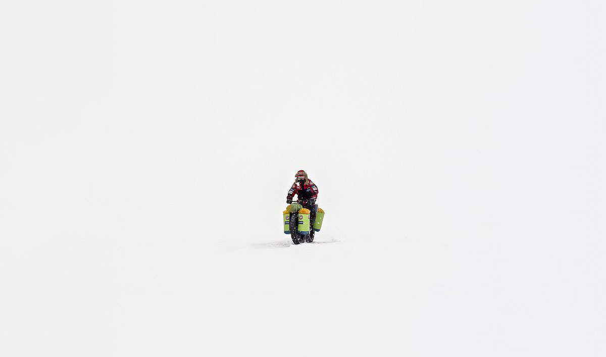 Eric Larsen in bici in Antartide