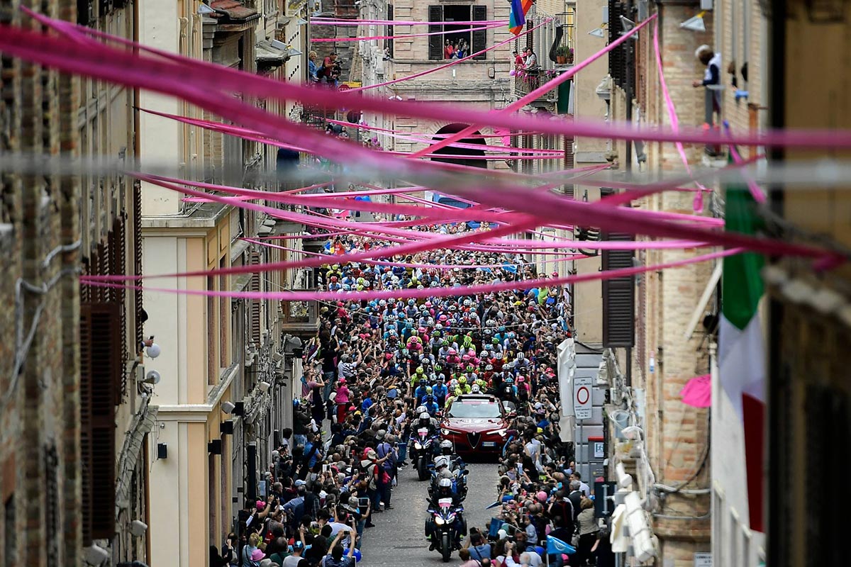 Striscioni rosa al Giro d'Italia 218