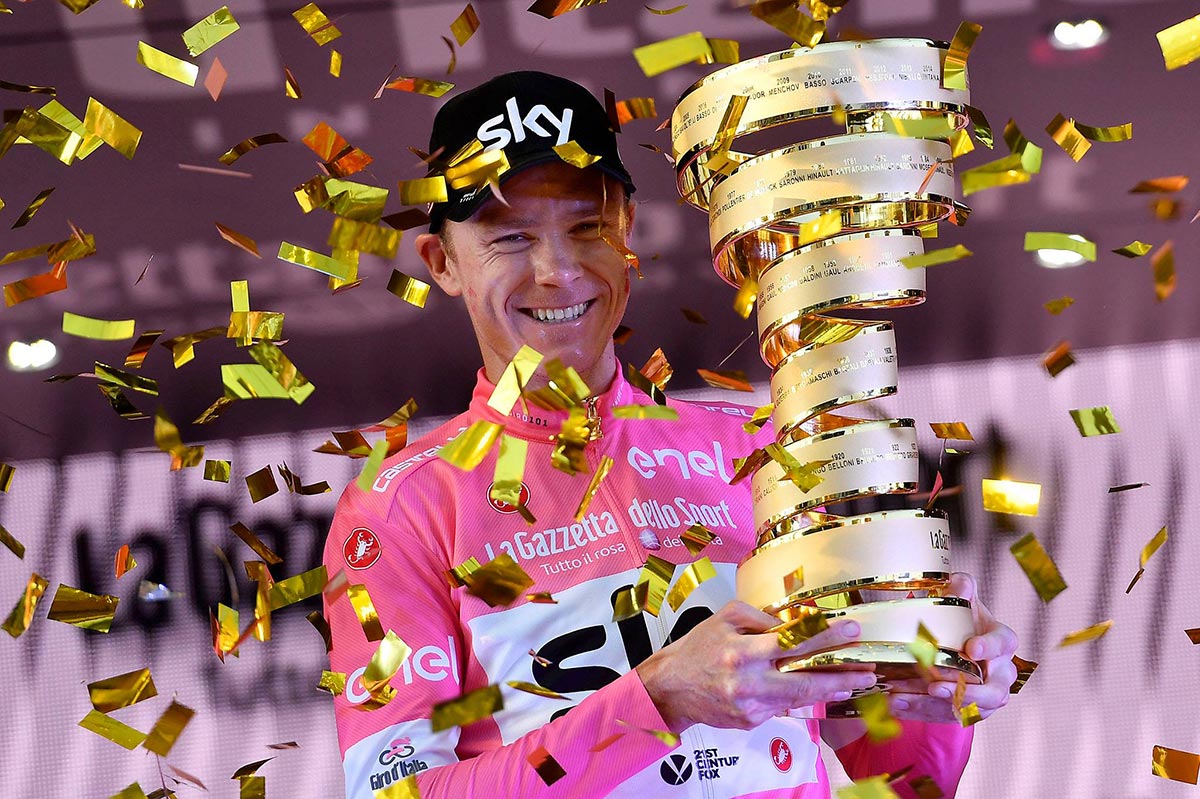 Froome con il Trofeo Senza Fine al Giro 2018