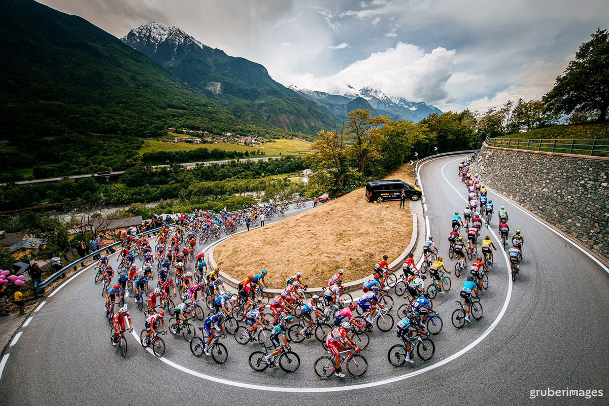 Il gruppo affronta un tornante al Giro 2019