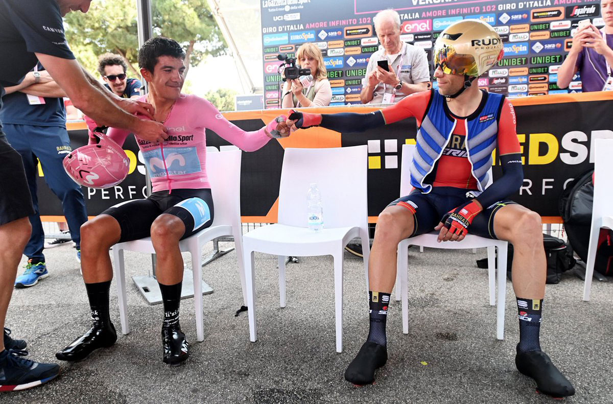 Il fist bump di Carapaz e Nibali al Giro 2019