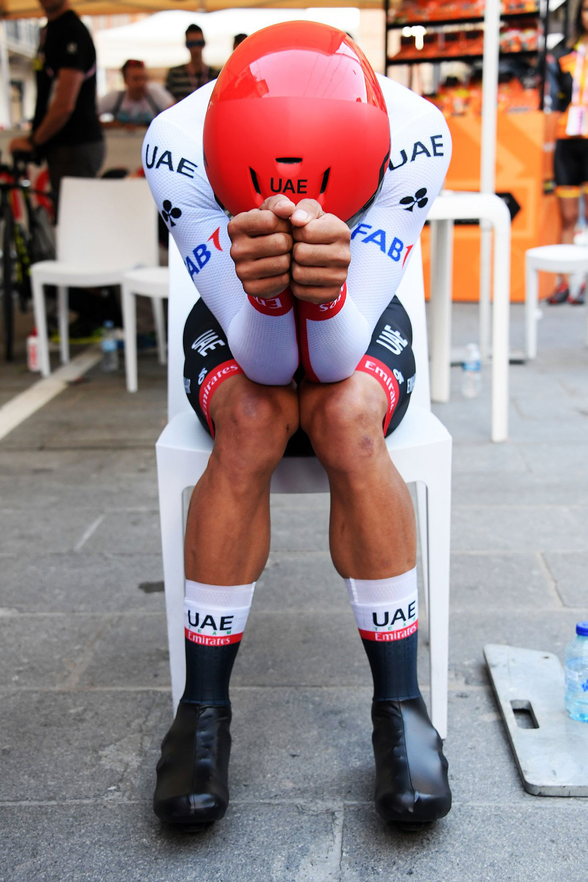 Ciclista concentrato prima di una cronometro al Giro 2019
