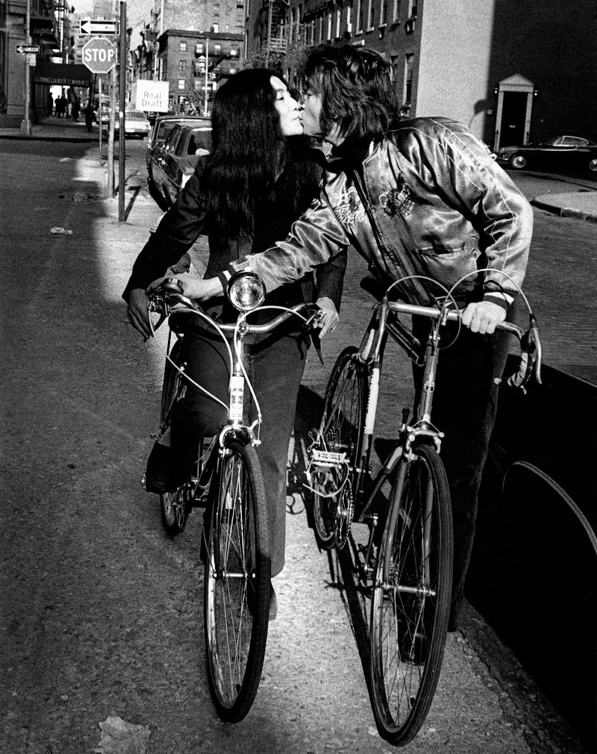 John Lennon e Yoko Ono in bici