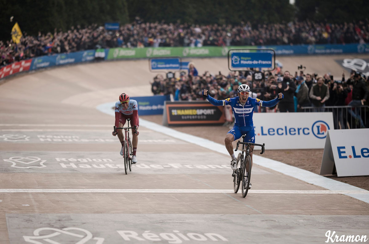 Gilbert sul traguardo della Parigi-Roubaix 2019