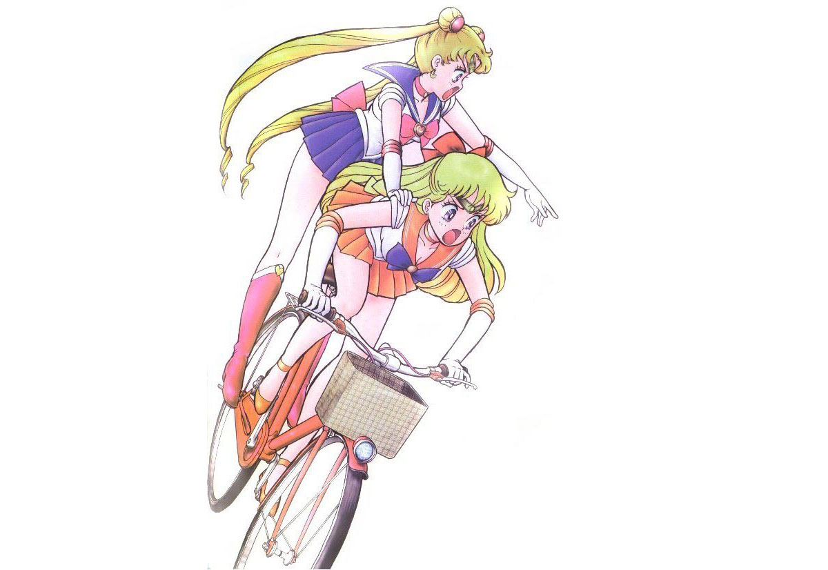 Sailor Moon e Sailor Venus su una bici