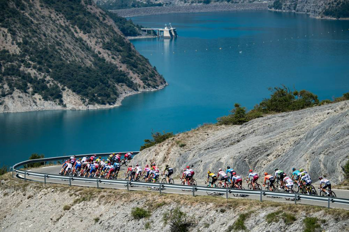 Il gruppo all'inseguimento al Tour de France 2019